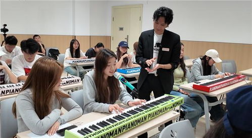 国货潮牌钢琴侠颠覆传统 零基础大学生3天组团弹唱刷屏,折叠钢琴掀起音乐教育新浪潮